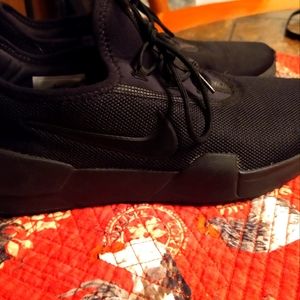 Boys size 7 Black Nikes, like new!